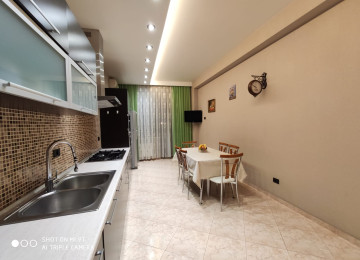 Nəsimi r-nu Mirəli Qaşqay küçəsində 28 may mst yaxinlığında