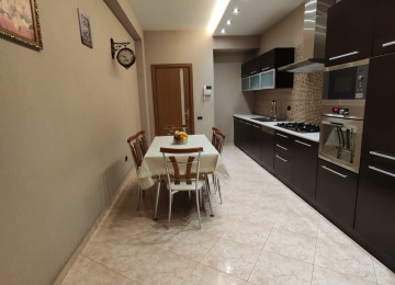 Nəsimi r-nu Mirəli Qaşqay küçəsində 28 may mst yaxinlığında