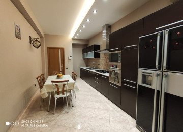 Nəsimi r-nu Mirəli Qaşqay küçəsində 28 may mst yaxinlığında