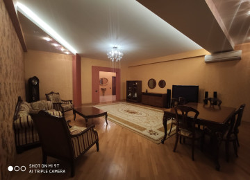 Nəsimi r-nu Mirəli Qaşqay küçəsində 28 may mst yaxinlığında