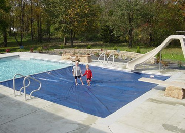 Motorlu baseyn örtüyünün qurulması Pvc hovuz ortuylerinin