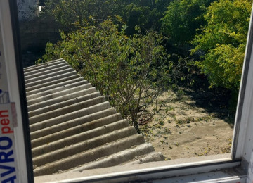 4 OTAQLİ QOŞA DAŞLA TUKİLMİŞ ALTI QARAJLI EV SATİLİR!