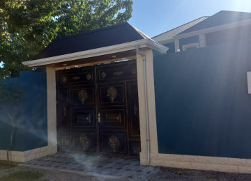 4 OTAQLİ QOŞA DAŞLA TUKİLMİŞ ALTI QARAJLI EV SATİLİR!