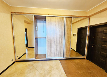 Neftçilər metrosunun yanı . 5 deqiqelik piyada mesafede .