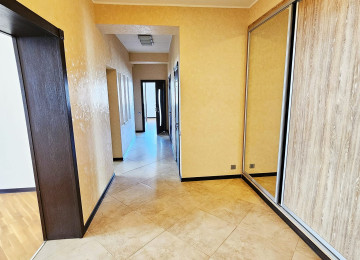 Neftçilər metrosunun yanı . 5 deqiqelik piyada mesafede .