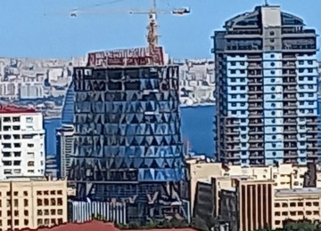 Elimlər Akademiyası metrosu, İlahə məscidinin yaxinliginda