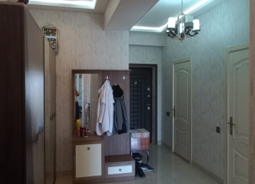 Elimlər Akademiyası metrosu, İlahə məscidinin yaxinliginda