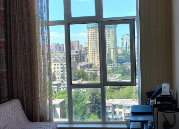 Elimlər Akademiyası metrosu, İlahə məscidinin yaxinliginda