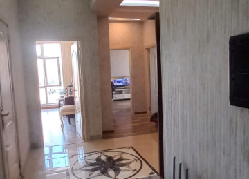 Elimlər Akademiyası metrosu, İlahə məscidinin yaxinliginda