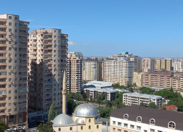 Elimlər Akademiyası metrosu, İlahə məscidinin yaxinliginda