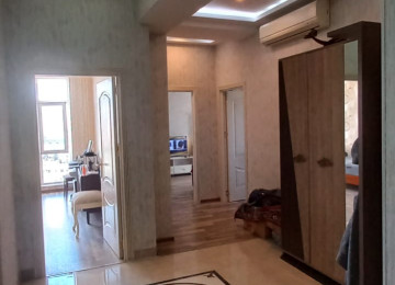 Elimlər Akademiyası metrosu, İlahə məscidinin yaxinliginda