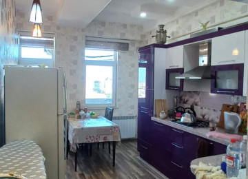 Elimlər Akademiyası metrosu, İlahə məscidinin yaxinliginda