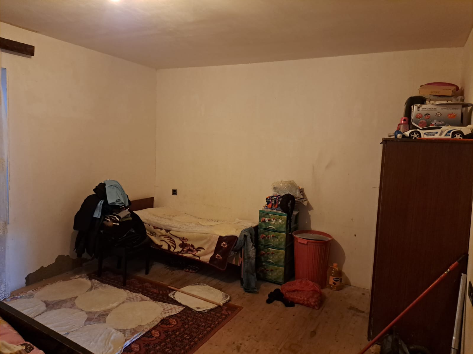 Zabrat qes.2 sotda 80 kvm.3 otaqli jek evi satilir.Ev orta