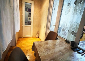 Qara Qarayev metrosunun yanı . 2 otaqlı mənzil satılır .