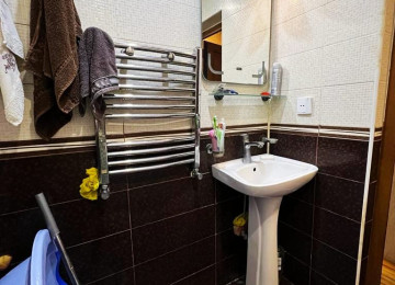 Qara Qarayev metrosunun yanı . 2 otaqlı mənzil satılır .