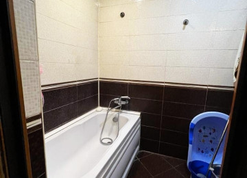 Qara Qarayev metrosunun yanı . 2 otaqlı mənzil satılır .