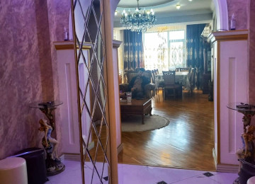 Qara Qarayev metrosunun çıxışında . 3 otaqlı mənzil satılır