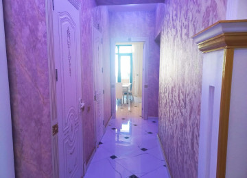 Qara Qarayev metrosunun çıxışında . 3 otaqlı mənzil satılır