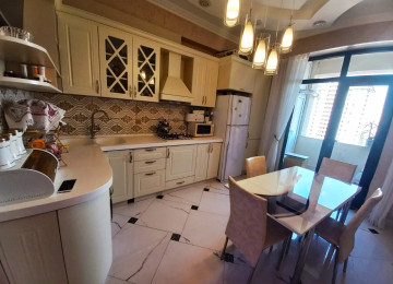 Qara Qarayev metrosunun çıxışında . 3 otaqlı mənzil satılır