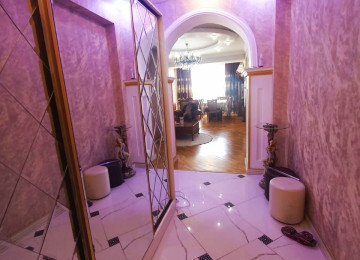 Qara Qarayev metrosunun çıxışında . 3 otaqlı mənzil satılır