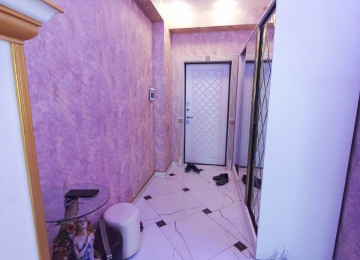 Qara Qarayev metrosunun çıxışında . 3 otaqlı mənzil satılır