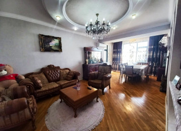 Qara Qarayev metrosunun çıxışında . 3 otaqlı mənzil satılır