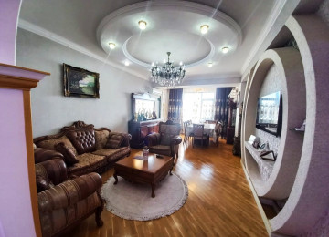 Qara Qarayev metrosunun çıxışında . 3 otaqlı mənzil satılır