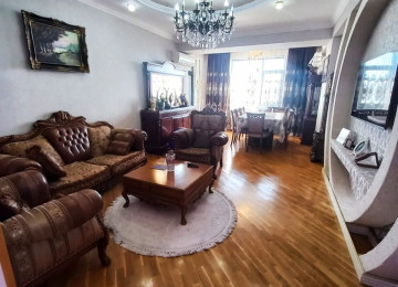 Qara Qarayev metrosunun çıxışında . 3 otaqlı mənzil satılır