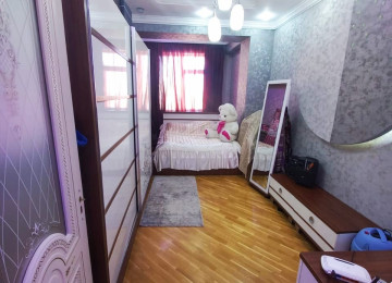 Qara Qarayev metrosunun çıxışında . 3 otaqlı mənzil satılır