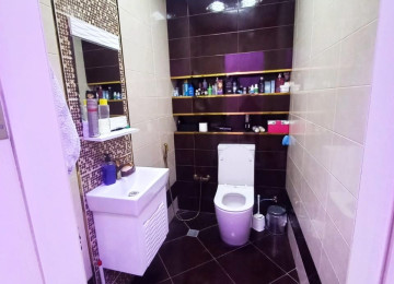 Qara Qarayev metrosunun çıxışında . 3 otaqlı mənzil satılır