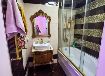 Qara Qarayev metrosunun çıxışında . 3 otaqlı mənzil satılır