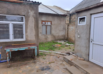 Zabrat qes.2 sotda 80 kvm.3 otaqli jek evi satilir.Ev orta