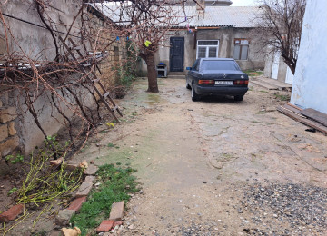 Zabrat qes.2 sotda 80 kvm.3 otaqli jek evi satilir.Ev orta