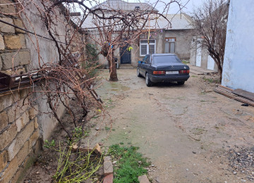 Zabrat qes.2 sotda 80 kvm.3 otaqli jek evi satilir.Ev orta