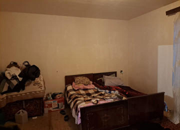 Zabrat qes.2 sotda 80 kvm.3 otaqli jek evi satilir.Ev orta