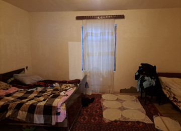 Zabrat qes.2 sotda 80 kvm.3 otaqli jek evi satilir.Ev orta