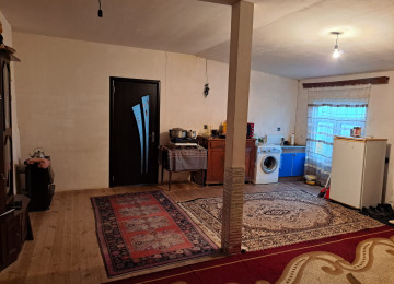 Zabrat qes.2 sotda 80 kvm.3 otaqli jek evi satilir.Ev orta