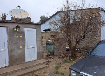 Zabrat qes.2 sotda 80 kvm.3 otaqli jek evi satilir.Ev orta