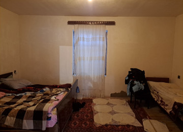 Zabrat qes.2 sotda 80 kvm.3 otaqli jek evi satilir.Ev orta