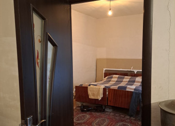 Zabrat qes.2 sotda 80 kvm.3 otaqli jek evi satilir.Ev orta