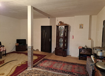 Zabrat qes.2 sotda 80 kvm.3 otaqli jek evi satilir.Ev orta