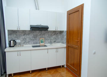 Gözəl təklif. 28 may Metronun çıxışı və 28 Mol ticarət