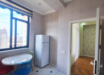 Qara Qarayev metrosunun çıxışında . Tam hazır və yaşayış