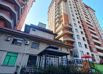 Qara Qarayev metrosunun çıxışında . Tam hazır və yaşayış