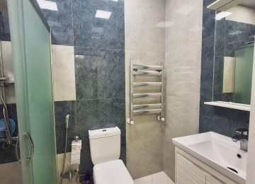 Qara Qarayev metrosunun çıxışında . Tam hazır və yaşayış