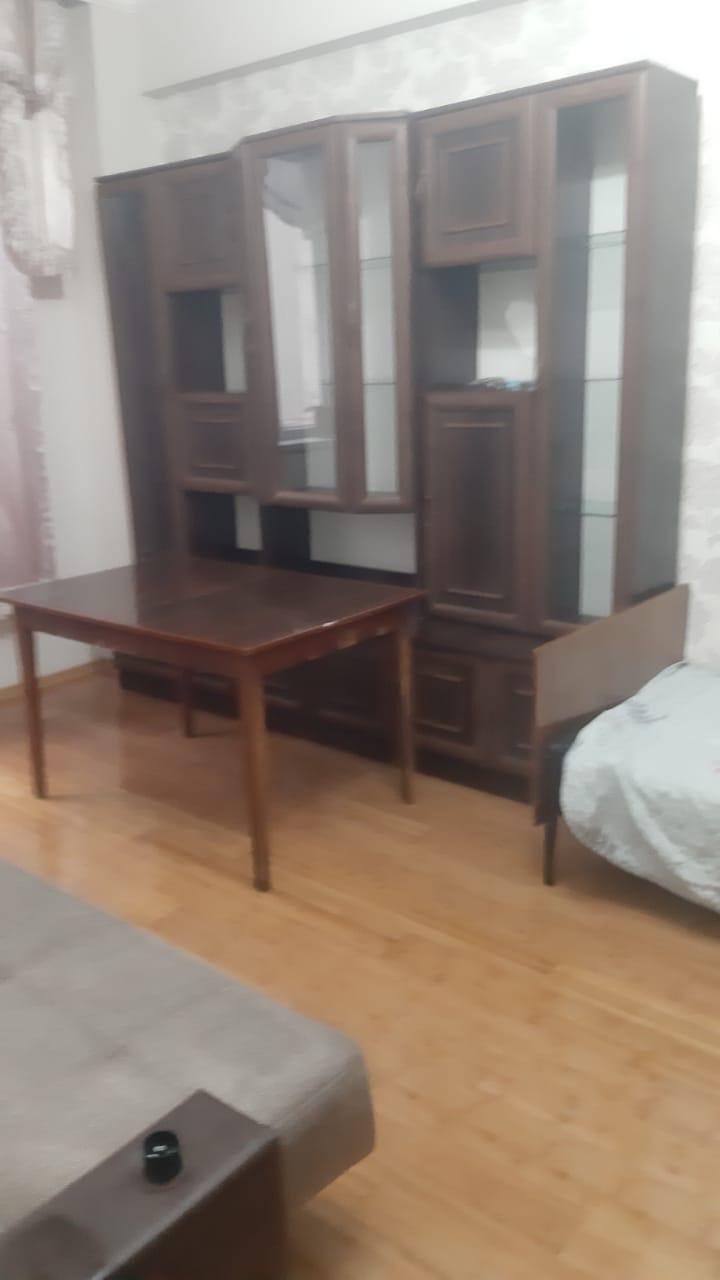 Xirdalan bazariyla uzbeyuz Kristal Absheronun binasi. 1