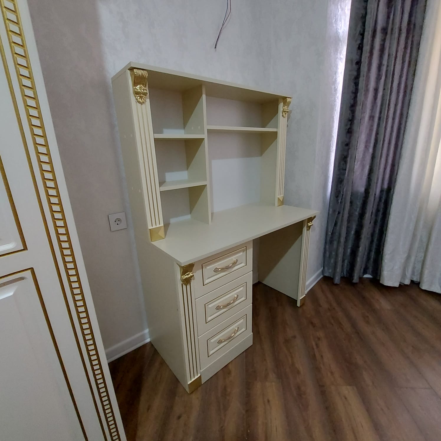 Yazı masası Sifarişlə hazırlanır Rəng seçimi var