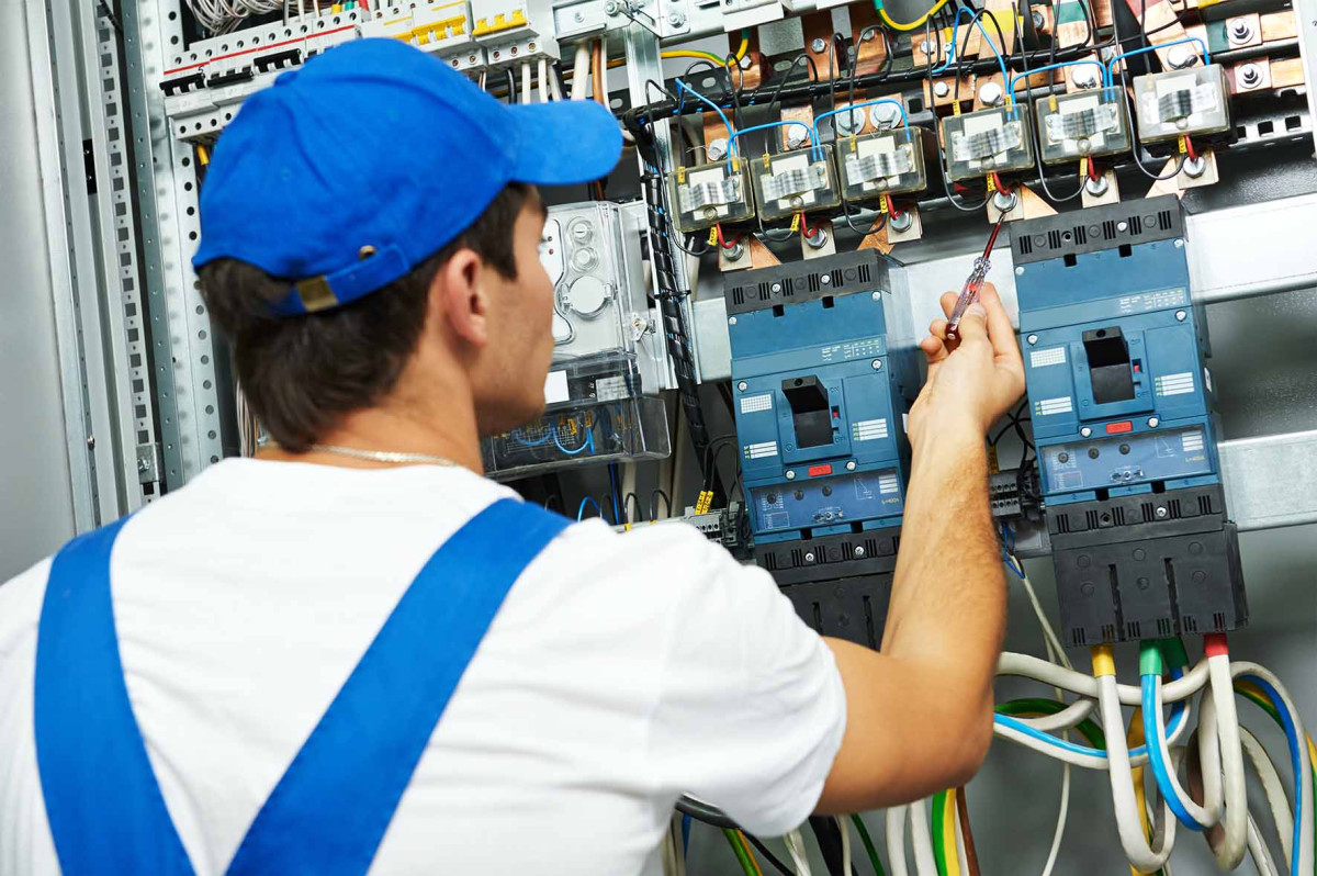 elektrik-slesar Prius servisə elektrik-slesar tələb olunur. Bu iş sahəsində