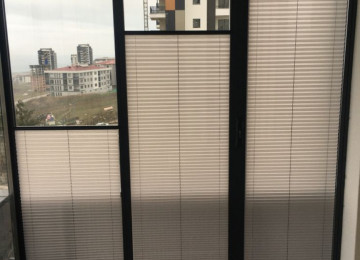 Şık və modern görünüşü baxımından digər pərdələrdən ayrılan