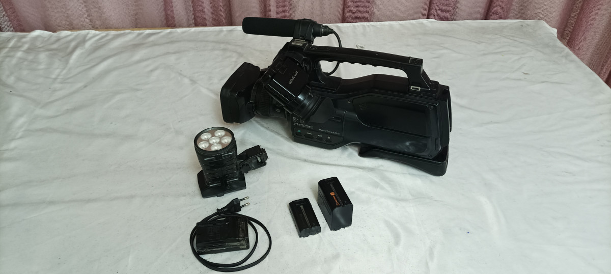 kamera sd1000 yaxşi vəziyətdədir. üstündə prajektor 2 baterika adaptir
